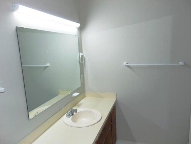 Building Photo - END UNIT TOWNHOME