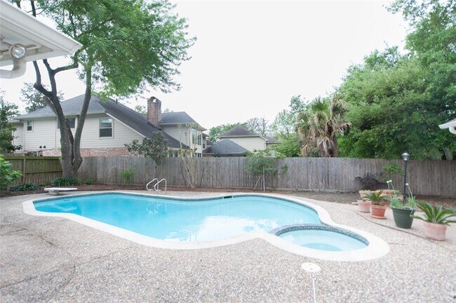 Building Photo - 738 Plainwood Dr
