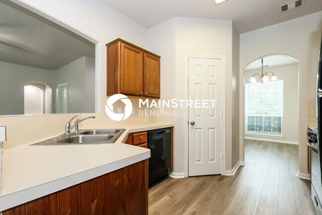 Building Photo - 5 Bedroom Pet-Friendly Home in Conroe, TX with Main Street Renewal