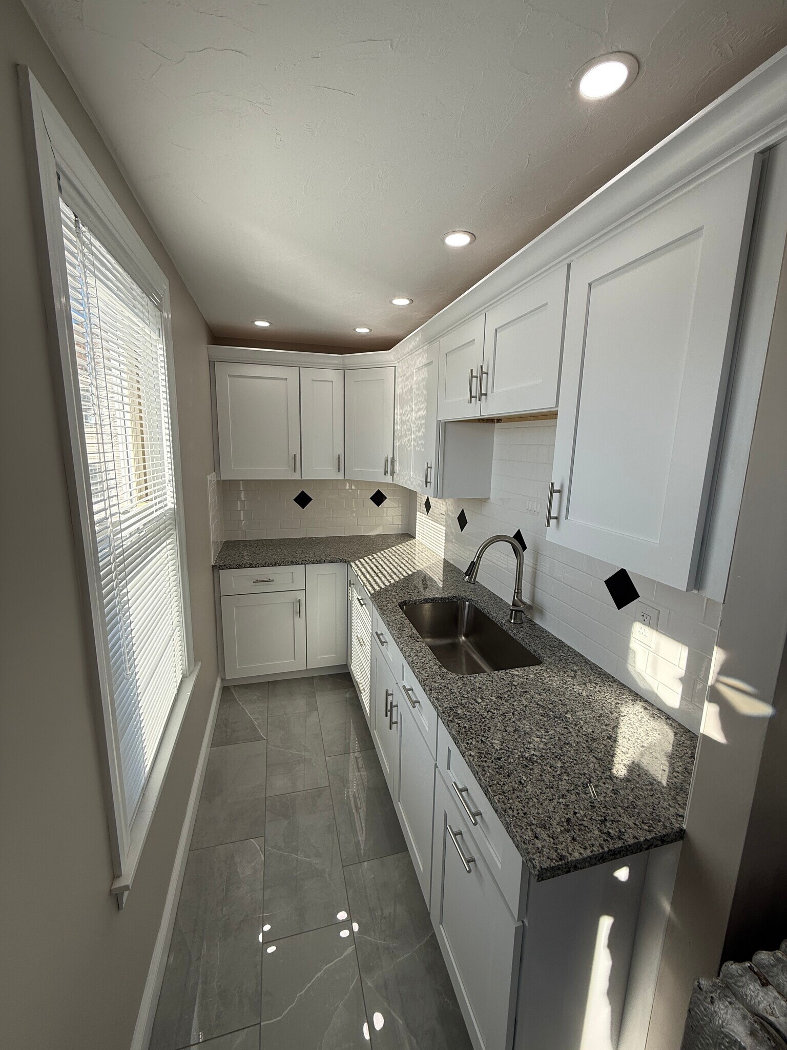 Building Photo - 148 Vernon St