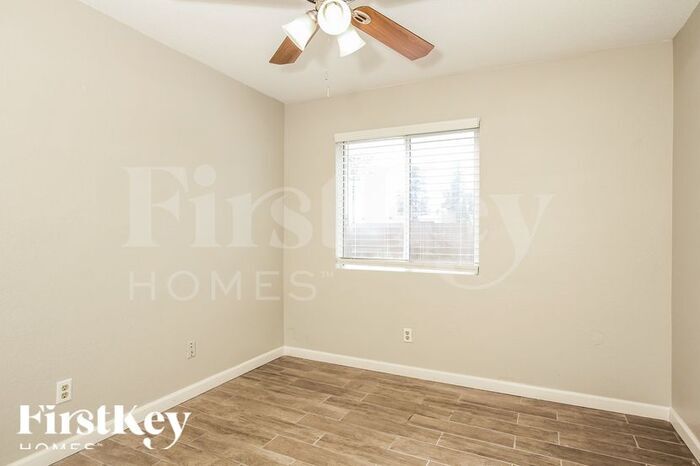 Building Photo - 4237 W Grovers Ave