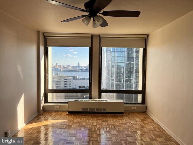 Building Photo - 200 Locust St