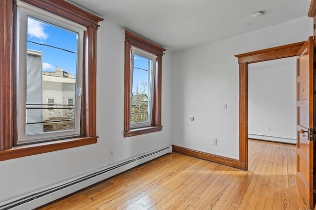 Building Photo - 201 19th St