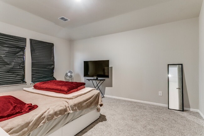 Building Photo - Stylish 4-Bedroom Home in Justin