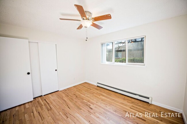 Building Photo - NEWLY REFRESHED CORNER UNIT - Beautiful 2b...