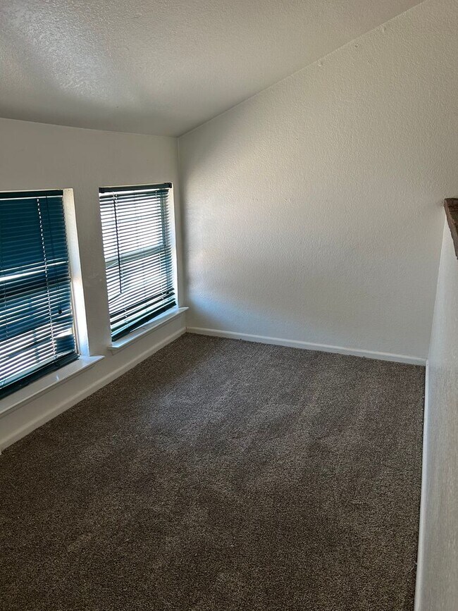 Building Photo - Two Story Townhouse in Esmond Estates