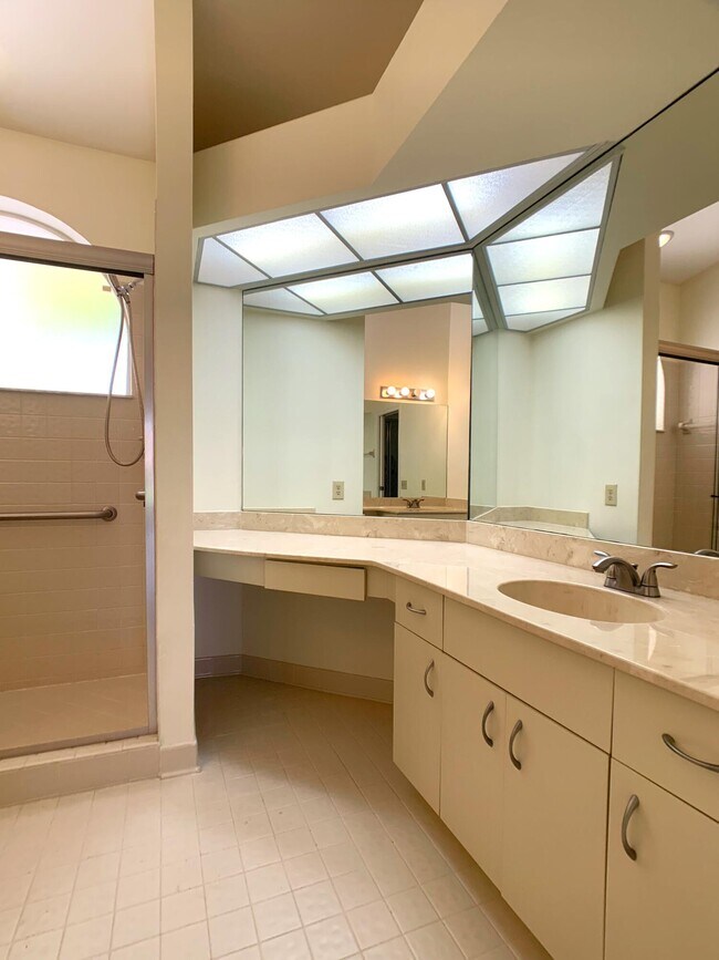 Building Photo - 10459 Lake Vista Cir
