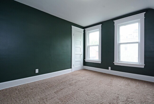 Building Photo - Beautiful 3-Bed 1.5-Bath Home Available Now in St. Paul!