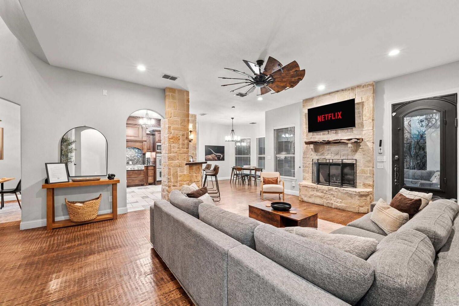 Building Photo - 200 Cove Dr