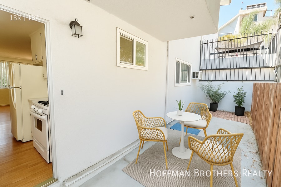 Building Photo - 1830 N La Brea Ave