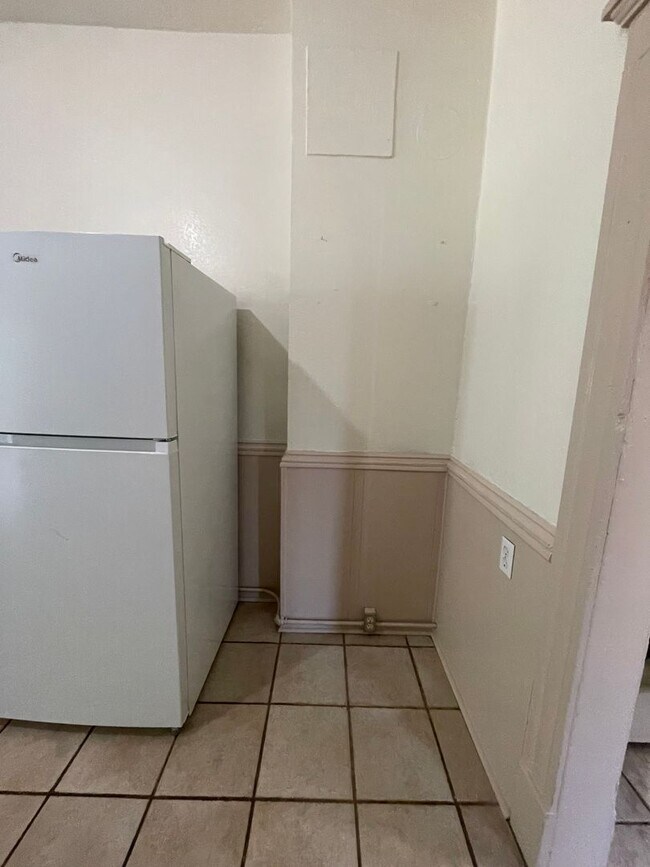 Building Photo - 207 Midway Ave