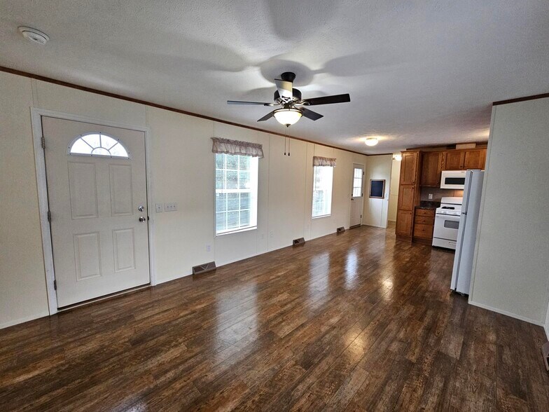 Building Photo - 418 Tulip Dr