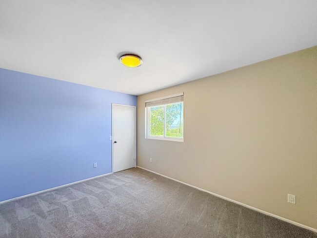 Building Photo - Beautifully updated 4-bed, 3-bath, two-sto...