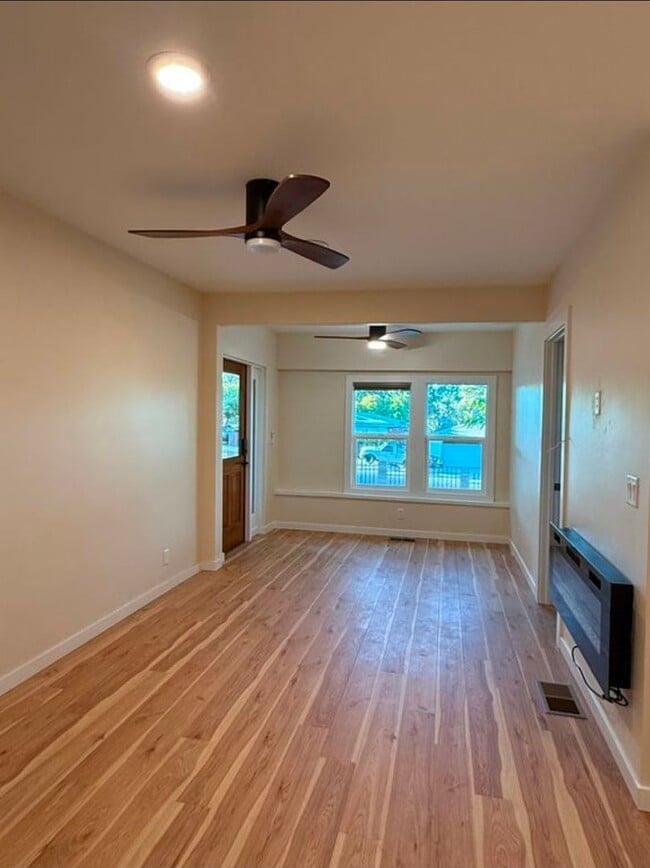 Building Photo - 2 bedroom 2 bath home close to downtown
