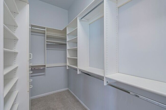 Building Photo - Gated Community!