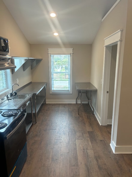 Building Photo - 405 Pine Ave