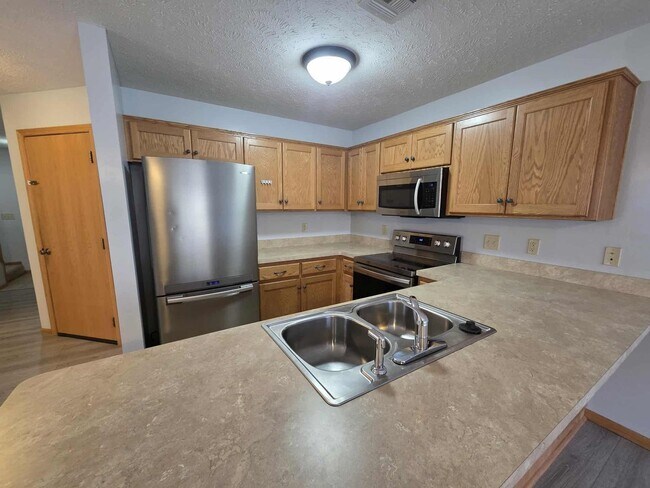 Building Photo - Spacious Town House!!