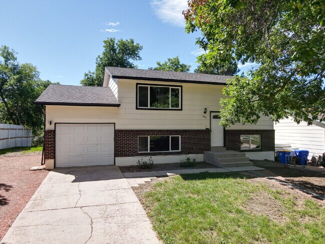 Primary Photo - Fantic Home In Villege Seven For Rent