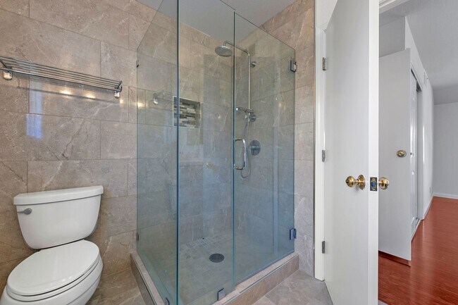 Building Photo - 5 bed/2.5 bath single family home in W. Sa...