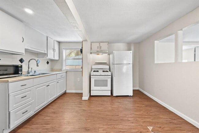 Building Photo - 1706 Riverview St