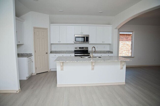Building Photo - Fresh, Functional, and Move-In Ready | Sil...