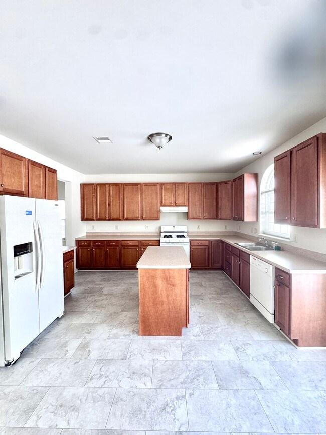 Building Photo - FIVE BEDROOMS in PARKLAND SCHOOLS!