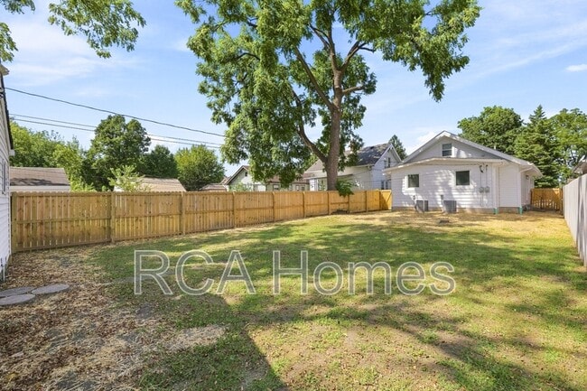 Building Photo - 1545 E Legrande Ave
