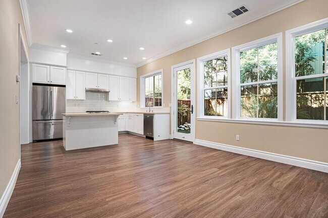 Building Photo - Beautiful Custom Townhouse In Desirable Wa...