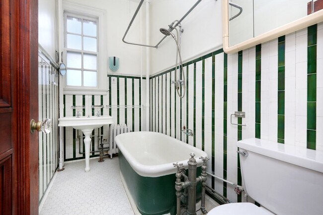 Building Photo - 1514 Beacon St
