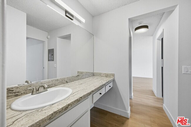 Building Photo - 1352 S Carmelina Ave