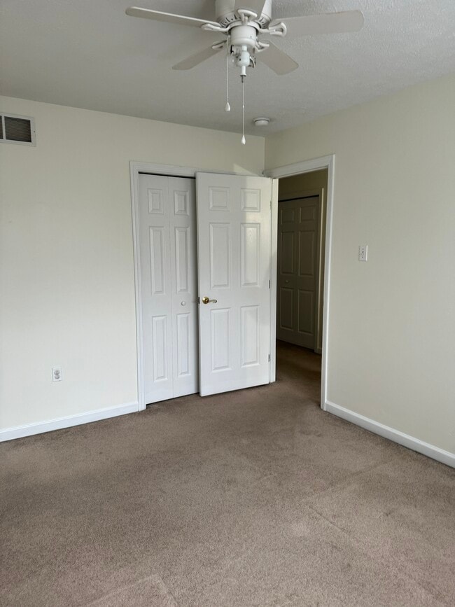 Building Photo - 159 Londonderry Dr