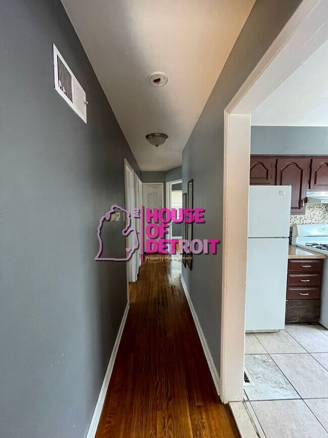 Building Photo - 3 BEDROOM | 1 BATH | FREE PRE SCREEN