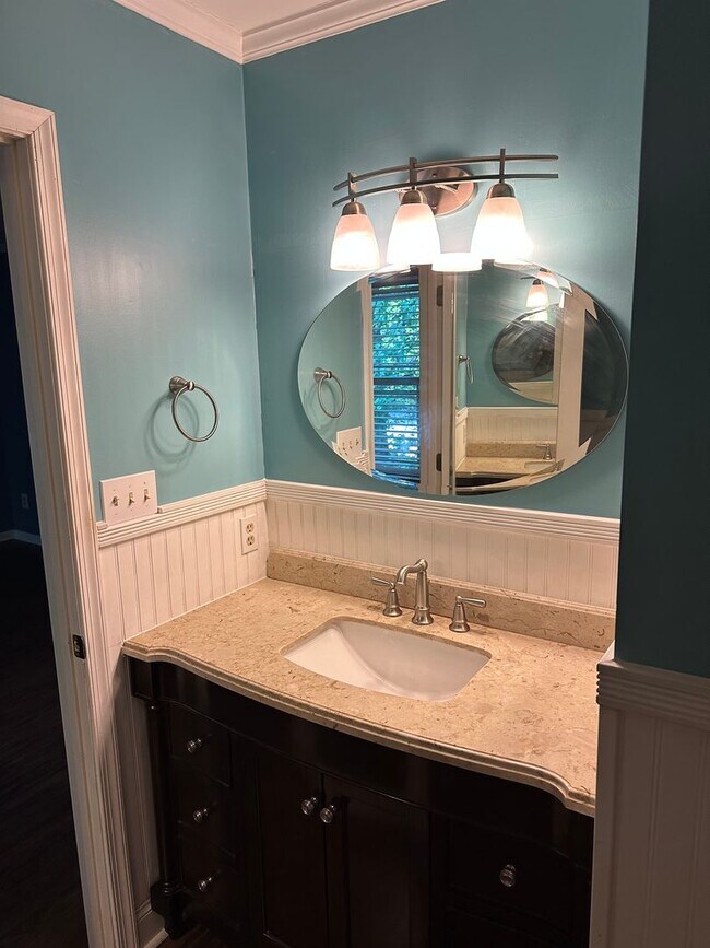 Building Photo - 3 bedroom, 2.5 bathroom townhouse in Stone...