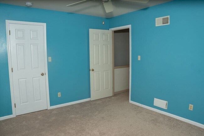 Building Photo - 922 Pinetree Way