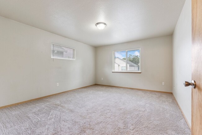 Building Photo - 4 bed, 2.5 bathroom House available