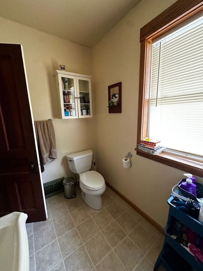 Building Photo - Spacious 5BR/2.5BA Home in Madison - Avail...