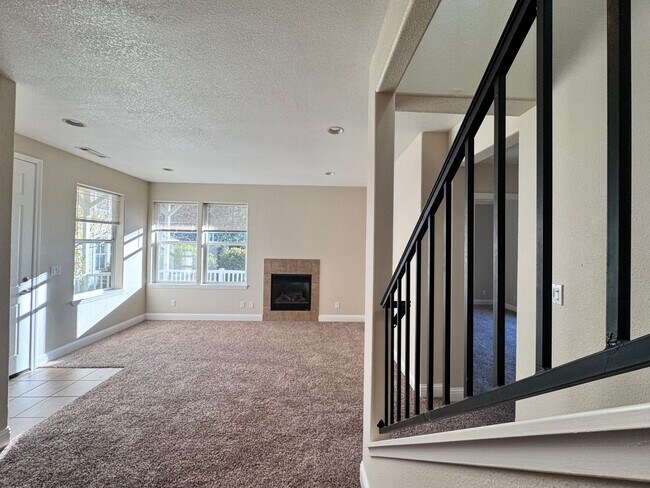 Building Photo - 215