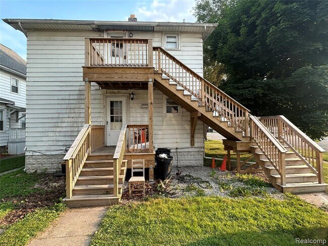 Primary Photo - 7 E Noble Ave