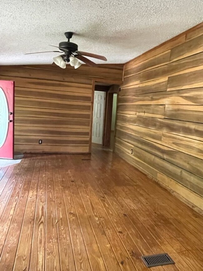 Building Photo - Rustic home in Citronelle