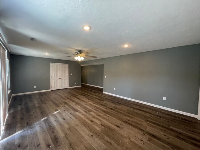 Building Photo - Now Available! Gorgeous Walkout Basement Home with a Pool, Ozark