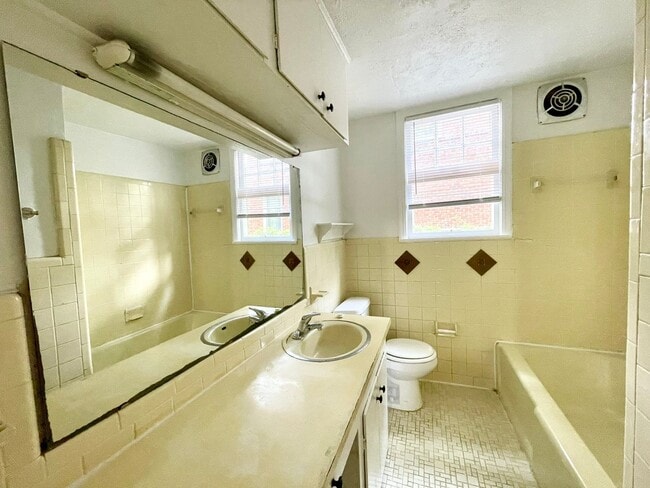 Building Photo - salud618-620
