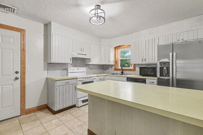 Building Photo - 136 Brookside Ave