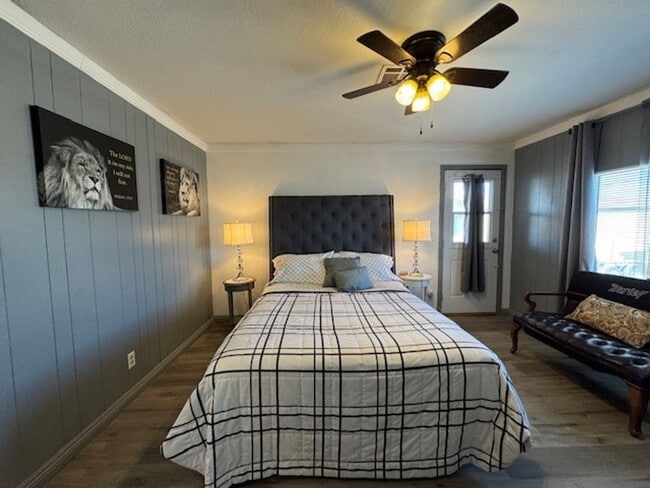 Building Photo - 3 BR 2 bath Furnished home Utilities Included & Brand new Interior-Custom Remodel