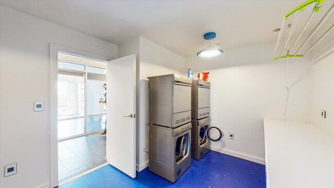 Building Photo - LARGE CUSTOM CONDO IN DOWNTOWN CHAMPAIGN