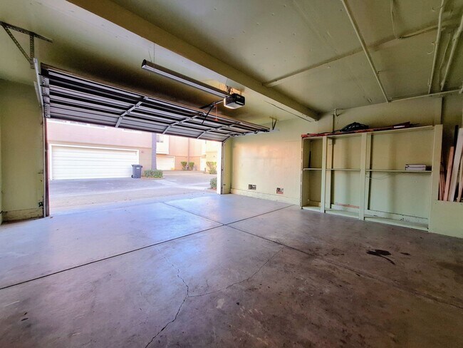 Building Photo - Beautiful 3bd Tri-level Home With Pool, Pl...