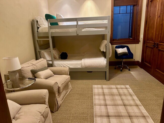 Building Photo - 1395 Snowbunny Ln