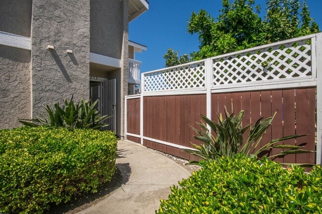 Building Photo - 3BR Townhome with Spacious Fenced Yard!