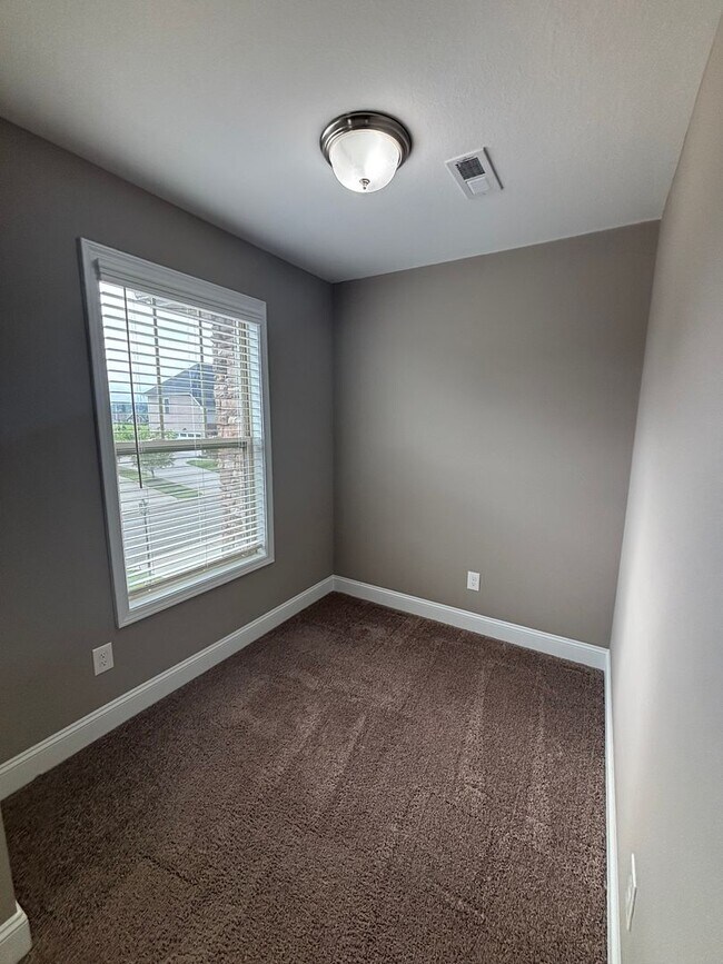 Building Photo - Mtn Views & Adaptable living in Seymour!