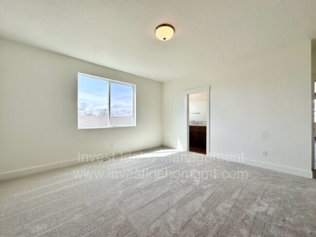 Building Photo - Beautiful 1 year old home available now!