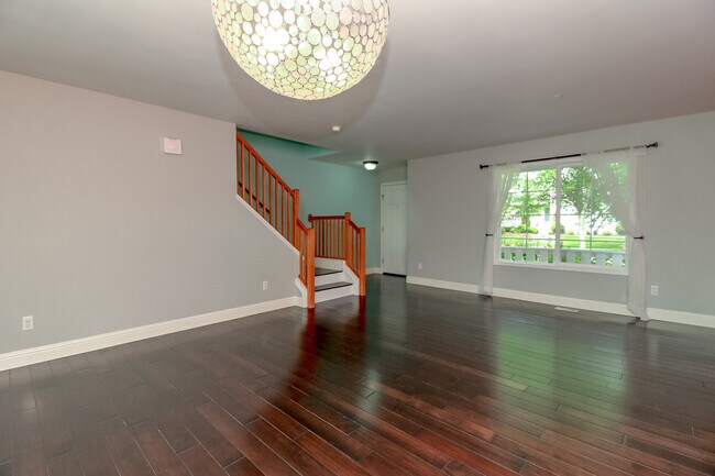 Building Photo - 1566 Jensen Ave